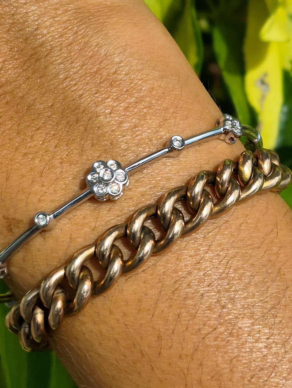 18kt Gold Diamond Station Bezel Flower Bangle Bracelet